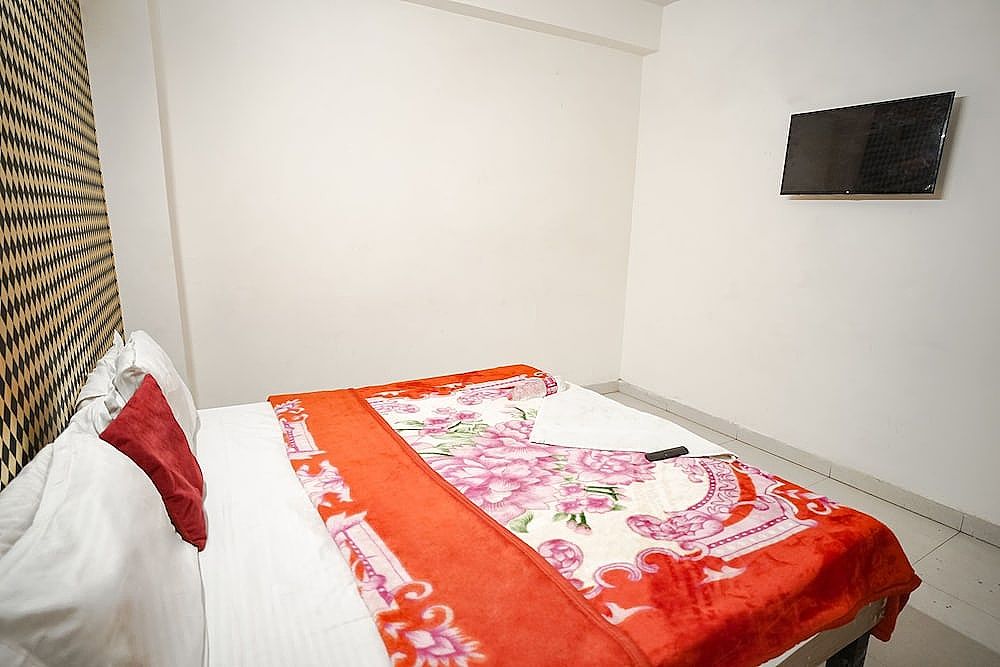 Roomshala 037 Honey Inn Deluxe Double Room 2