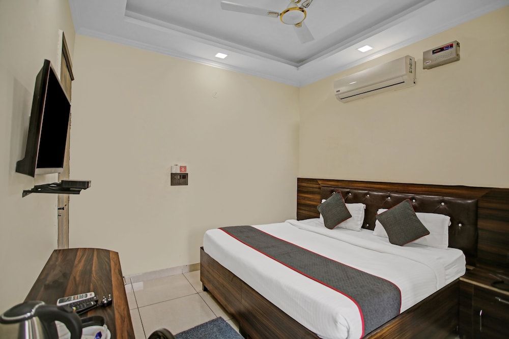 Imperial Hotel Noida Signature Room