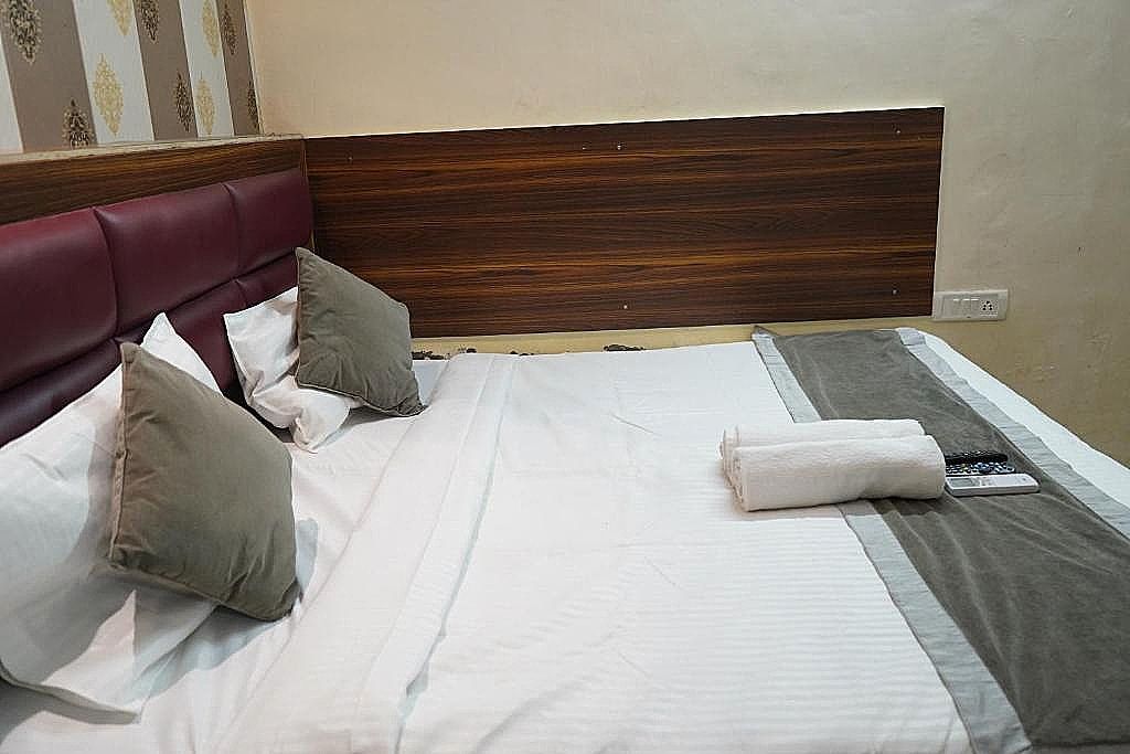 Hotel Quadis - Noida sec 15 Deluxe Double Room 12