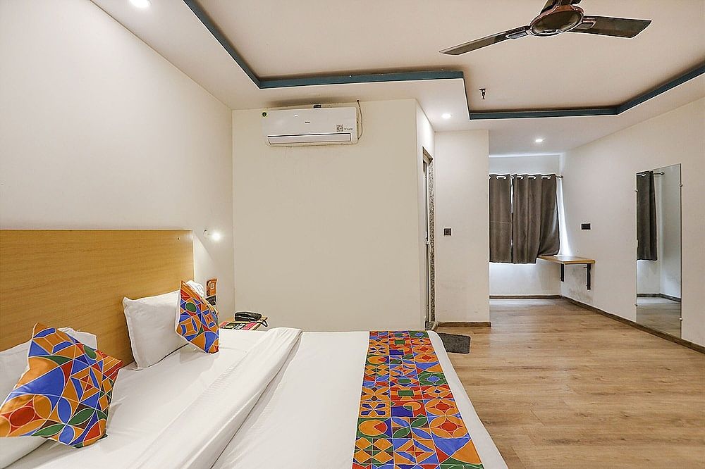 Fabhotel F9 Sector 58 Deluxe Room 3