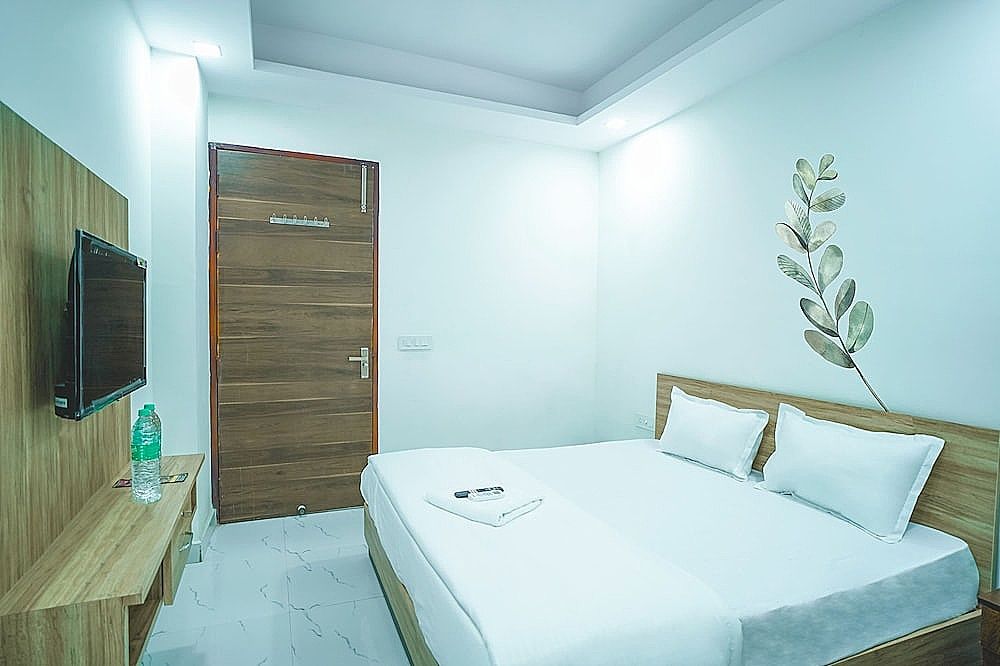 Roomshala 031 Silver Crown Sector 23 Deluxe Double Room 5