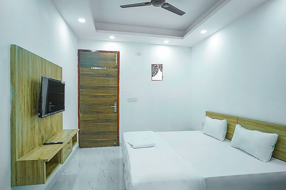 Roomshala 031 Silver Crown Sector 23 Deluxe Double Room 9