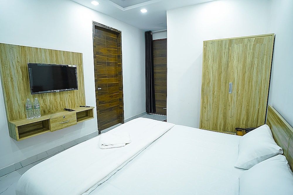 Roomshala 031 Silver Crown Sector 23 Deluxe Double Room 12