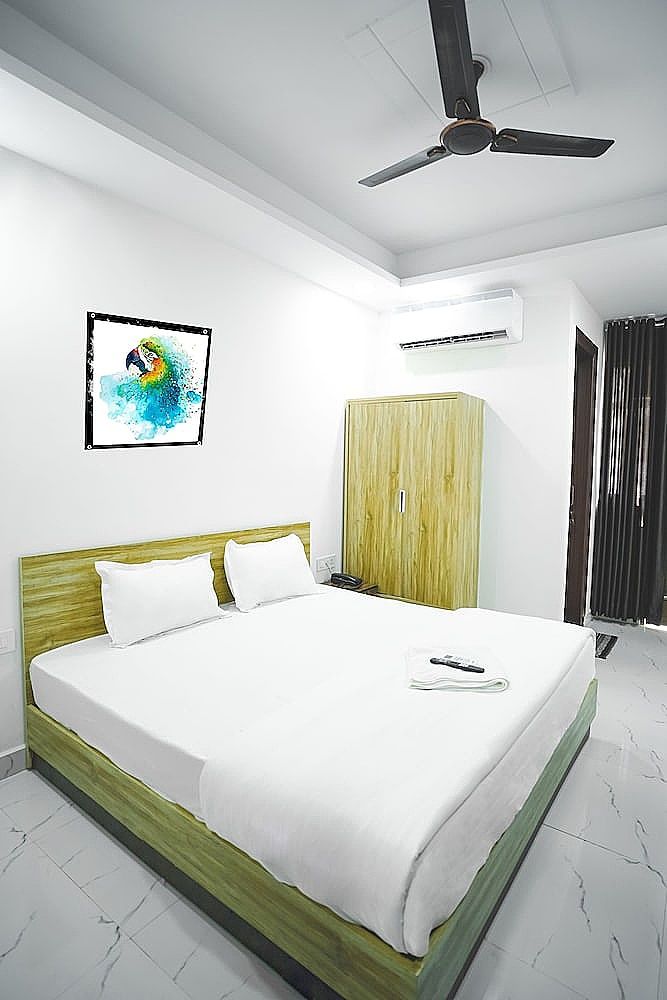 Roomshala 031 Silver Crown Sector 23 Deluxe Double Room