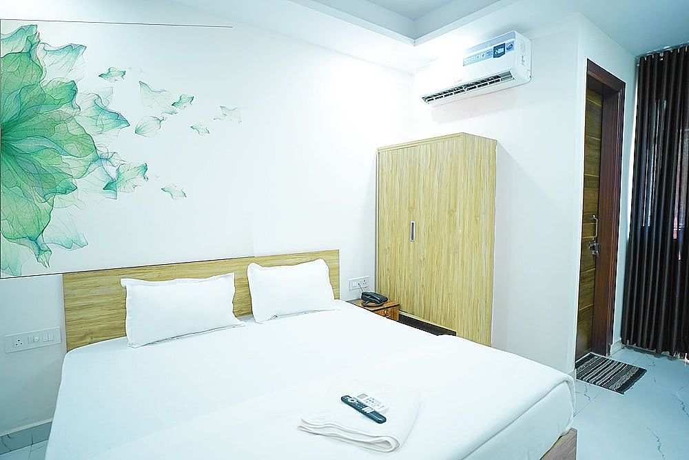 Roomshala 031 Silver Crown Sector 23 Deluxe Double Room 2