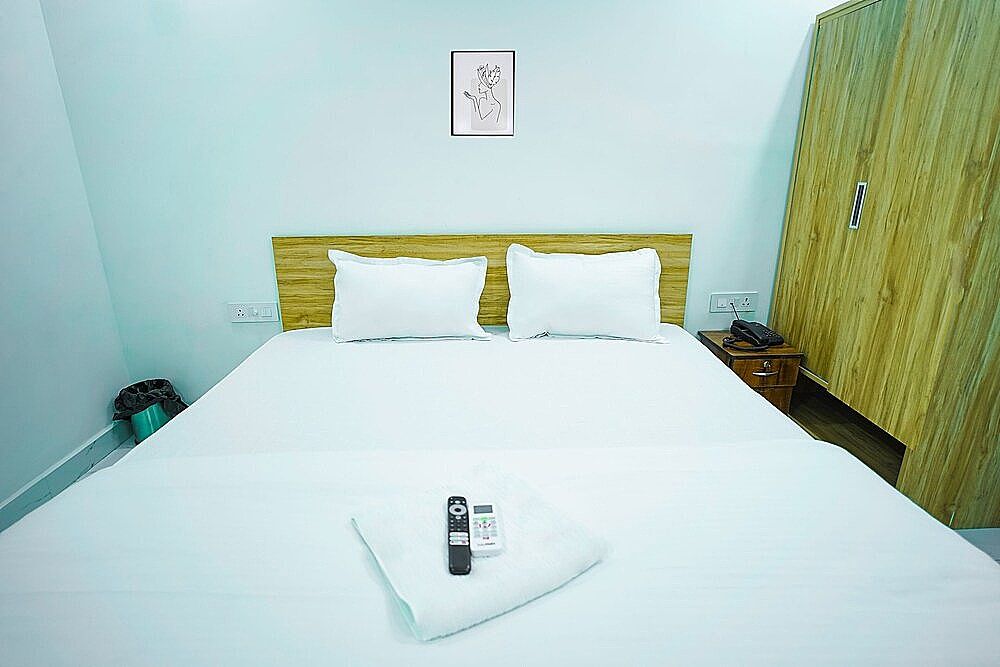 Roomshala 031 Silver Crown Sector 23 Deluxe Double Room 7