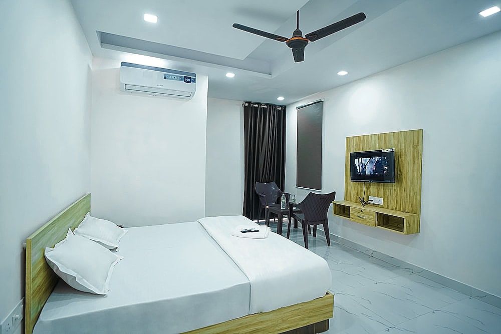 Roomshala 031 Silver Crown Sector 23 Deluxe Double Room 10