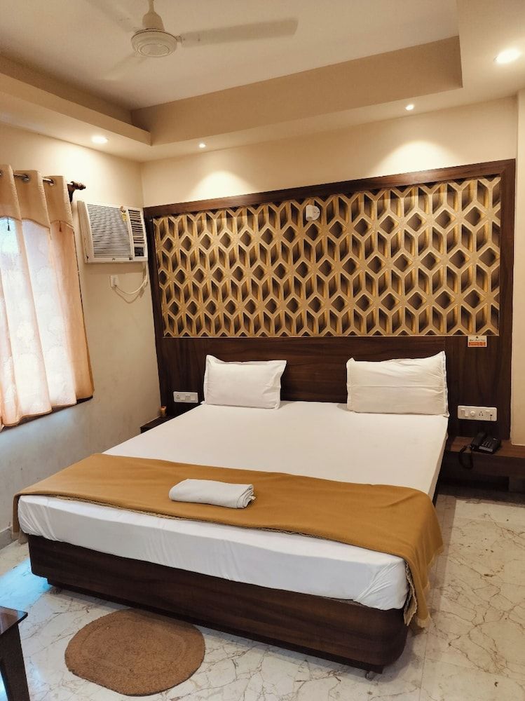 Goroomgo Park View Puri Deluxe Double Room, City View 8