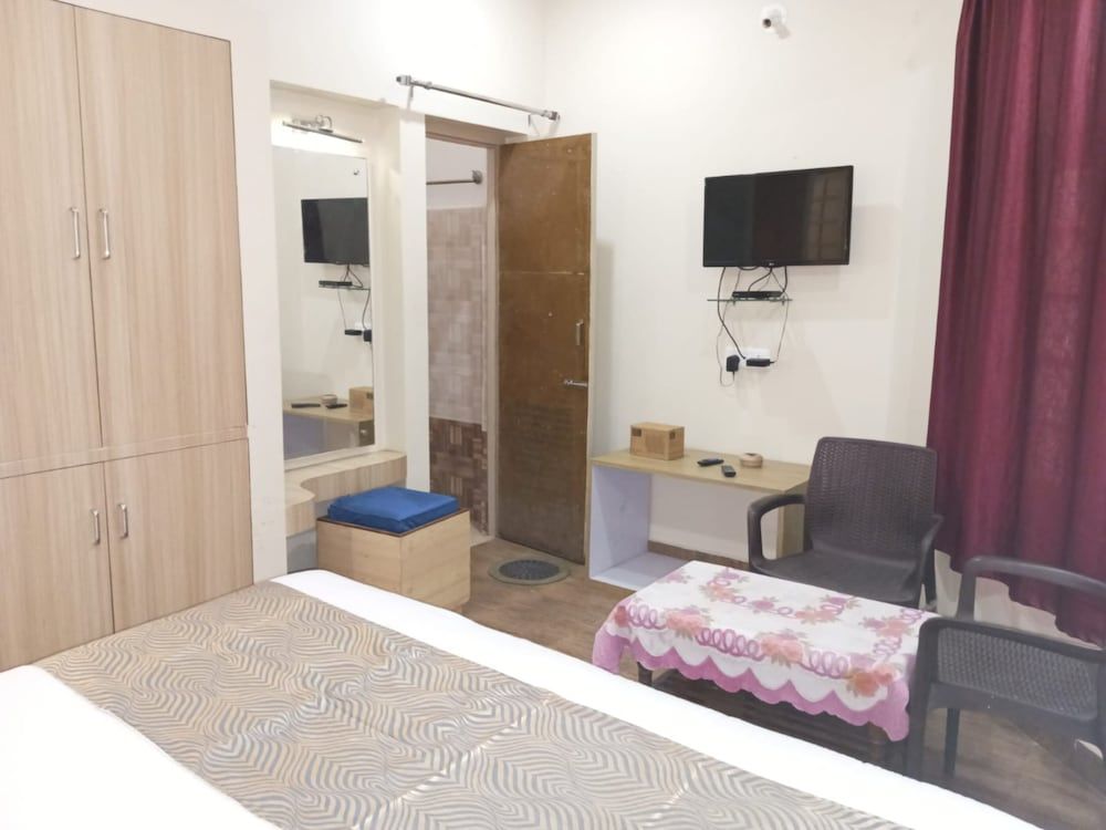 Goroomgo Chandan Resort Puri Deluxe Double Room, City View 4