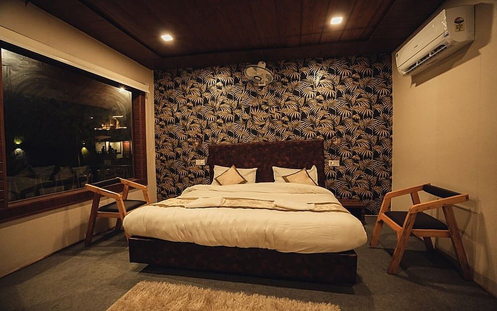 undefined Night in Paradise 5