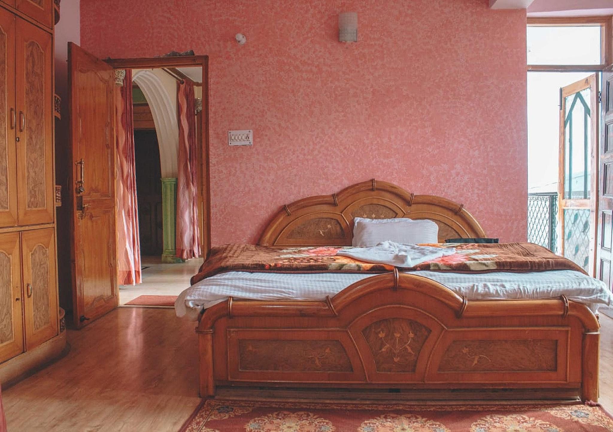 Goroomgo Himsutra Shimla  Deluxe Double Room 2