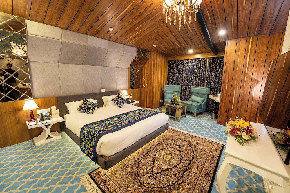 Honeymoon Suite