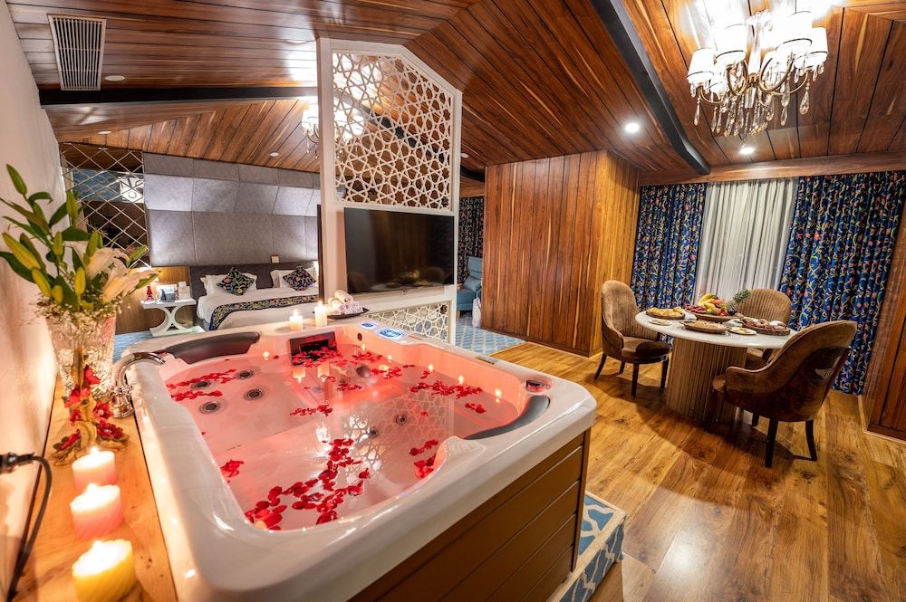 Honeymoon Suite