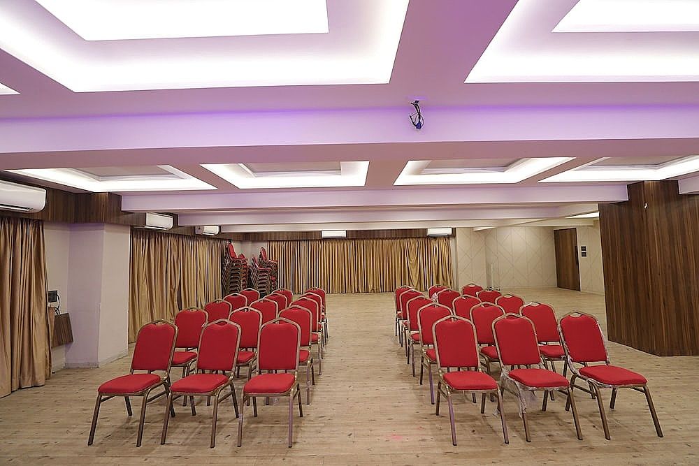 undefined Hotel Privya Rooms and banquet Surat 4