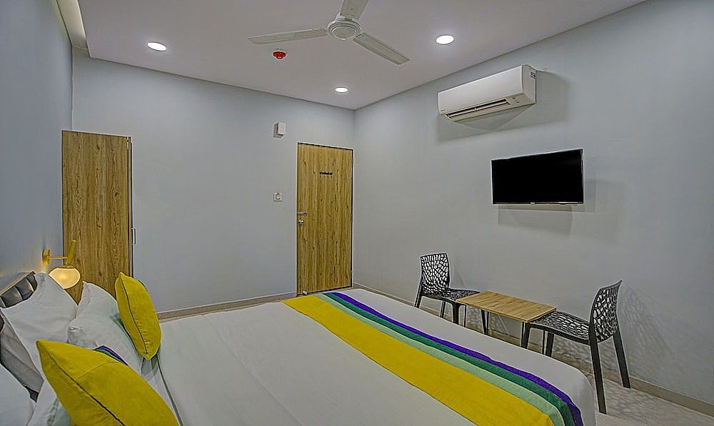 Itsy Hotels Natasha, Vesu, Surat Standard Double Room 12