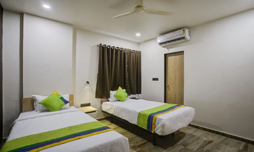Treebo Grand Lotus - 3 km from Textile Market Standard Double Room 4