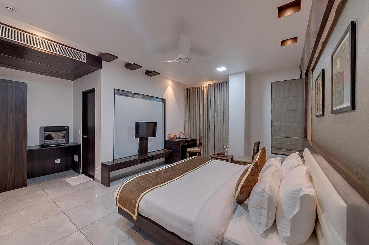 Savi SuryaPrakash Super Deluxe Room 3