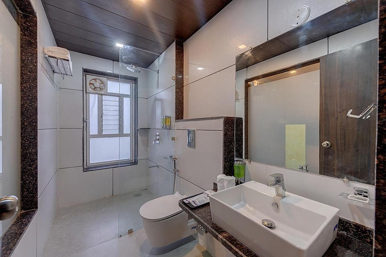 Savi SuryaPrakash Super Deluxe Room 4