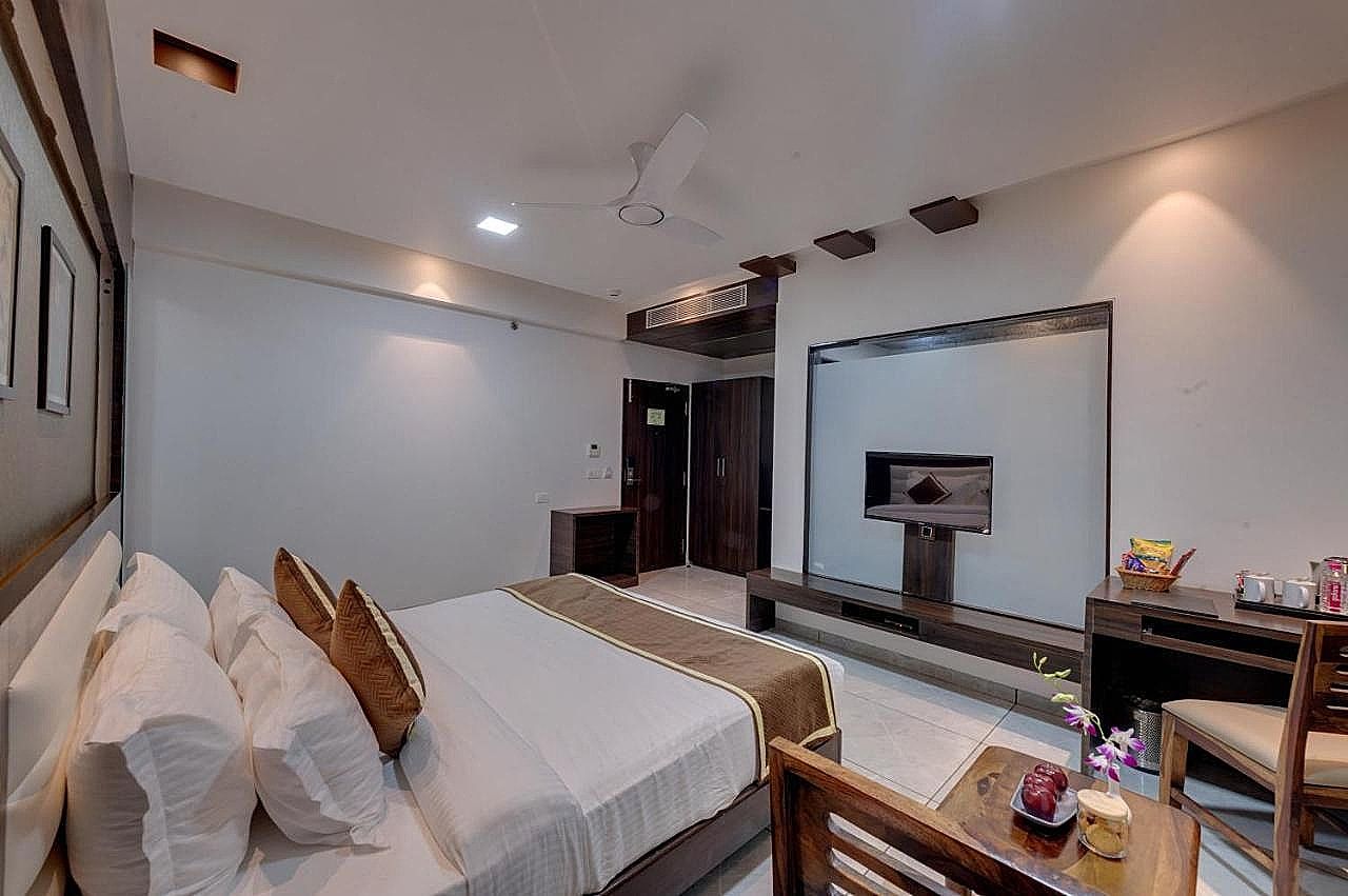 Savi SuryaPrakash Super Deluxe Room 5