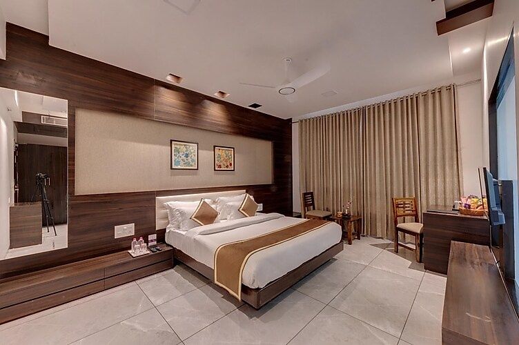 Savi SuryaPrakash Super Deluxe Room