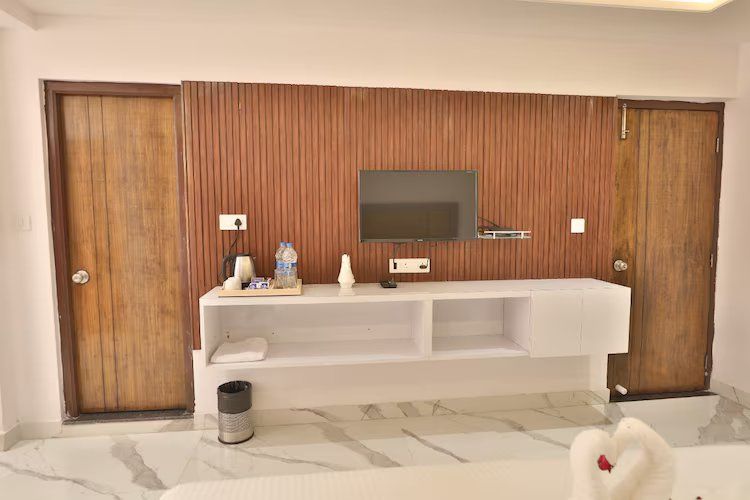 Swarnagarh Nature Retreat and Spa Villa with Mountain View 4