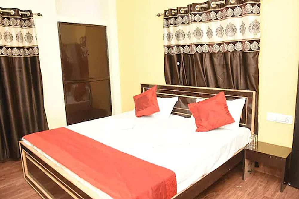 Goroomgo Hotel Paradise Varanasi Deluxe Double Room, City View 2