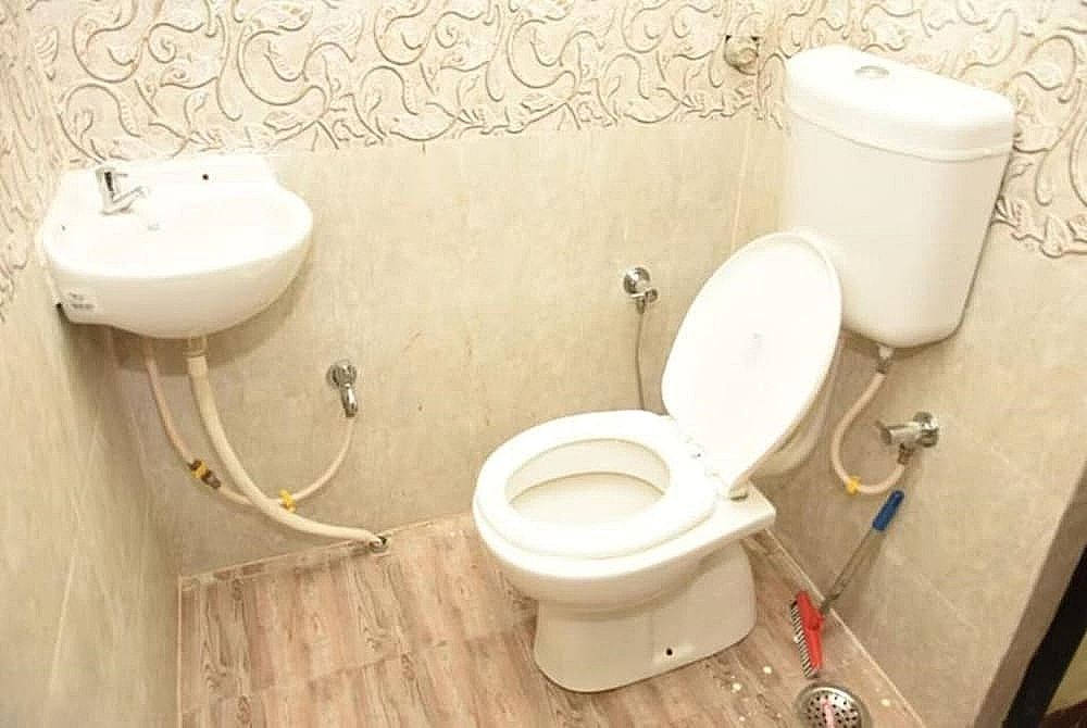 Goroomgo Hotel Paradise Varanasi Deluxe Double Room, City View 3