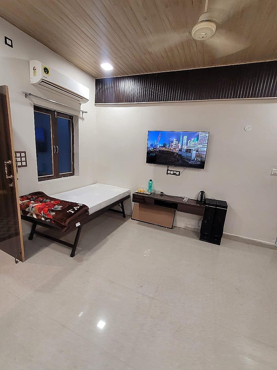 Goroomgo Kashi Paradise Varanasi Deluxe Double Room 5