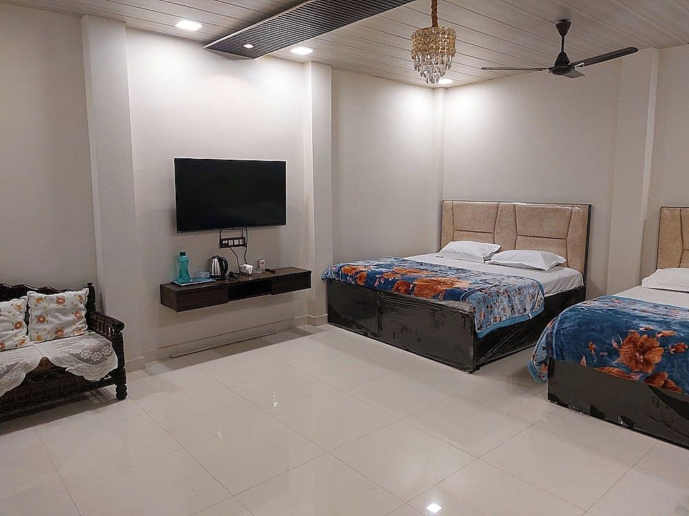 Goroomgo Kashi Paradise Varanasi Deluxe Double Room 4