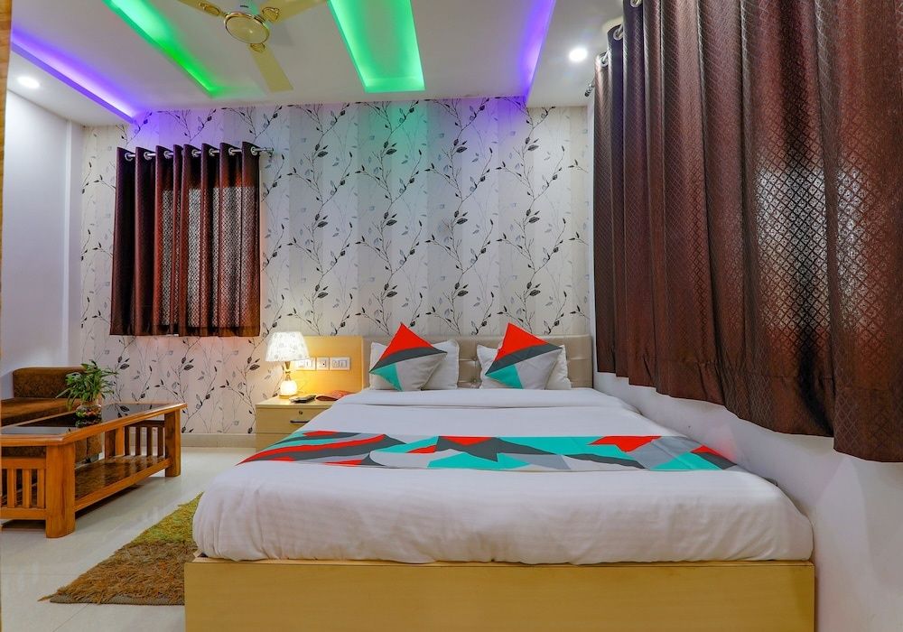 Fabexpress Moti Mahal Deluxe Room 2