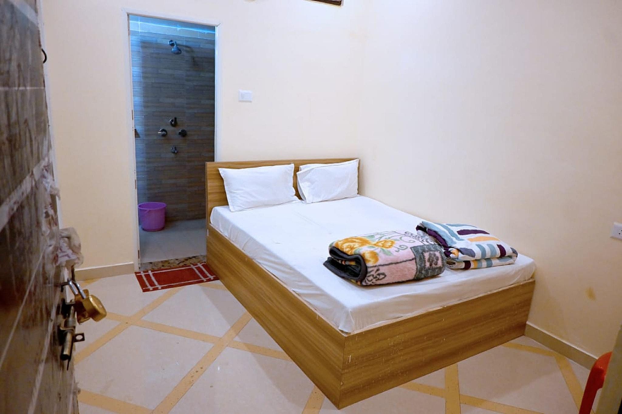 Goroomgo Bhagwaan Das Varanasi Deluxe Air Conditioning Room 5