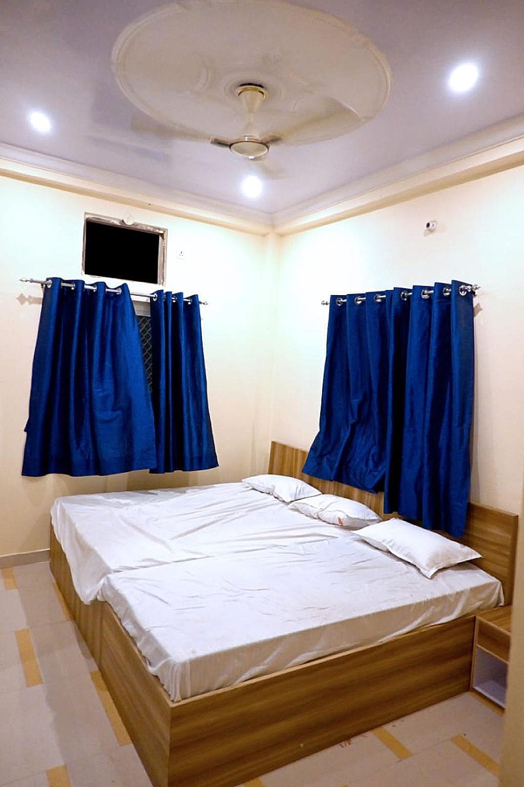 Goroomgo Bhagwaan Das Varanasi Deluxe Air Conditioning Room 4
