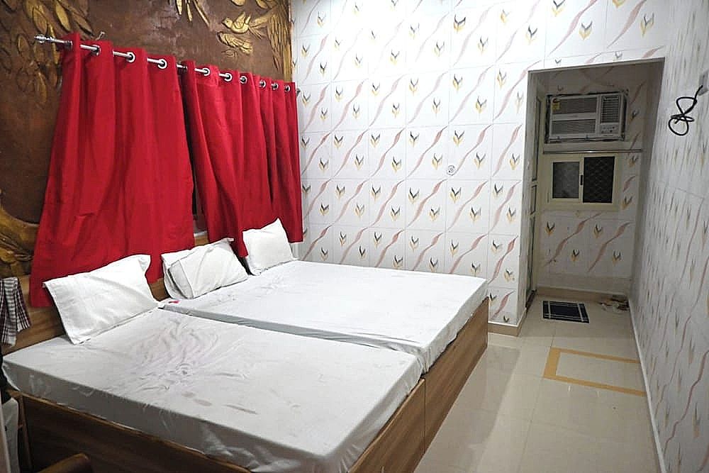 Goroomgo Bhagwaan Das Varanasi Deluxe Double Room, City View