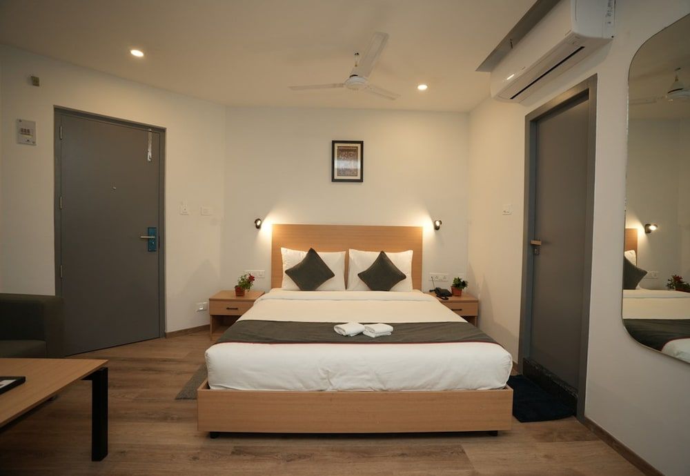 Grand Ganpat Deluxe Double Room 3