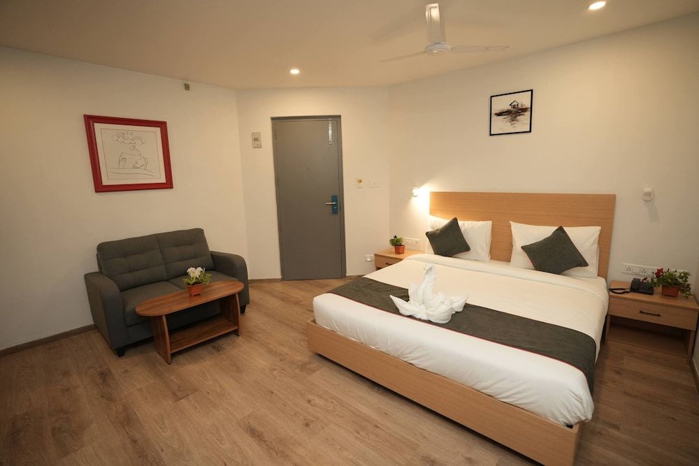 Grand Ganpat Deluxe Double Room 6