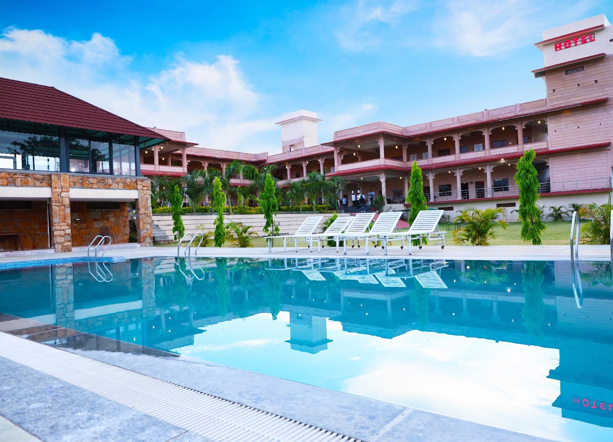 swimming pool [outdoor]