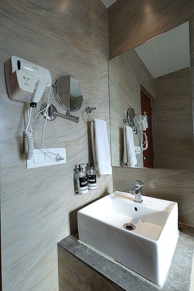 THE LATITUDE LUXURY Deluxe Room 6