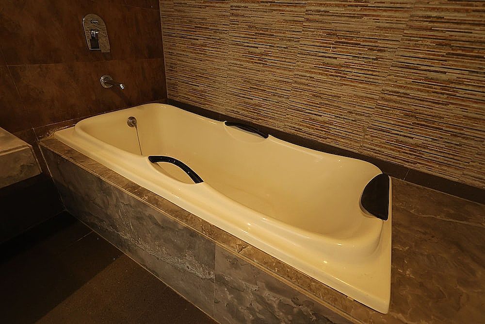 Deep Soaking Bathtub