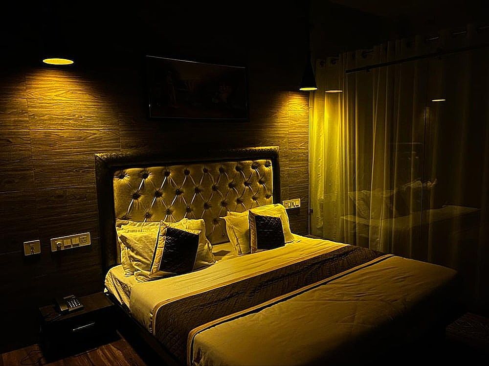 Hotel Siya Ram Deluxe Room 4