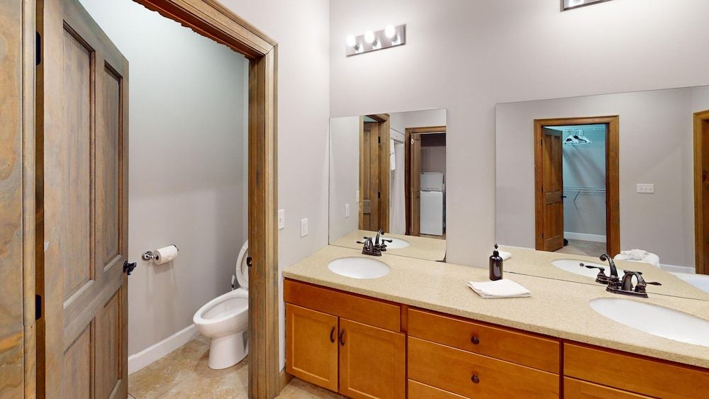 Viewpoint Condominiums Unit 721 - Upstairs 4 Bedroom Unit w/ Pool and Game Room Access 11