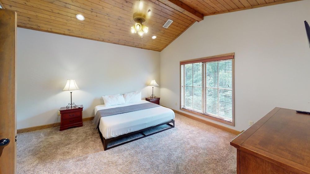 Viewpoint Condominiums Unit 323- Two King Bedroom Condo Minutes to Dollywood (Upstairs) 2