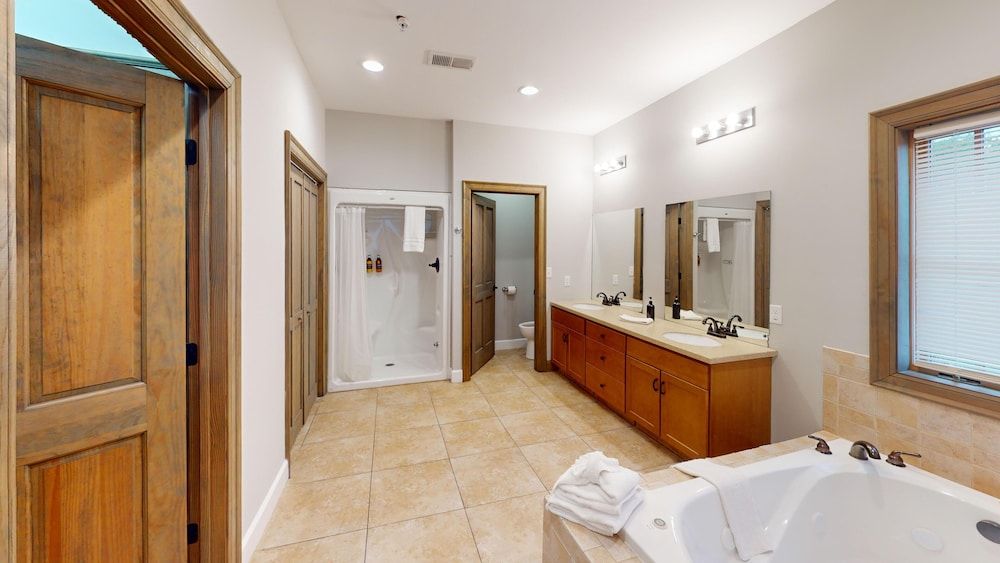 Viewpoint Condominiums Unit 721 - Upstairs 4 Bedroom Unit w/ Pool and Game Room Access 7