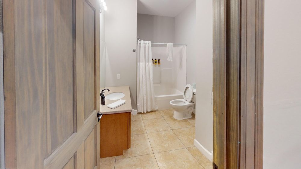 Viewpoint Condominiums Unit 721 - Upstairs 4 Bedroom Unit w/ Pool and Game Room Access 12