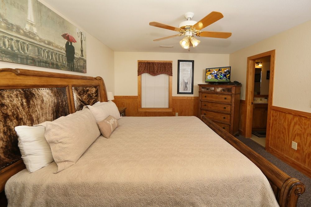 House, Multiple Beds, Hot Tub