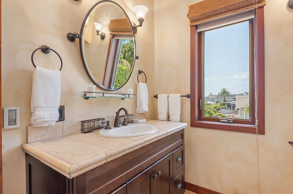 Blue Ocean View Retreat - Minutes to Beach Studio Suite, 1 Queen Bed, Balcony, Ocean View (Blue Ocean View Retreat) 7