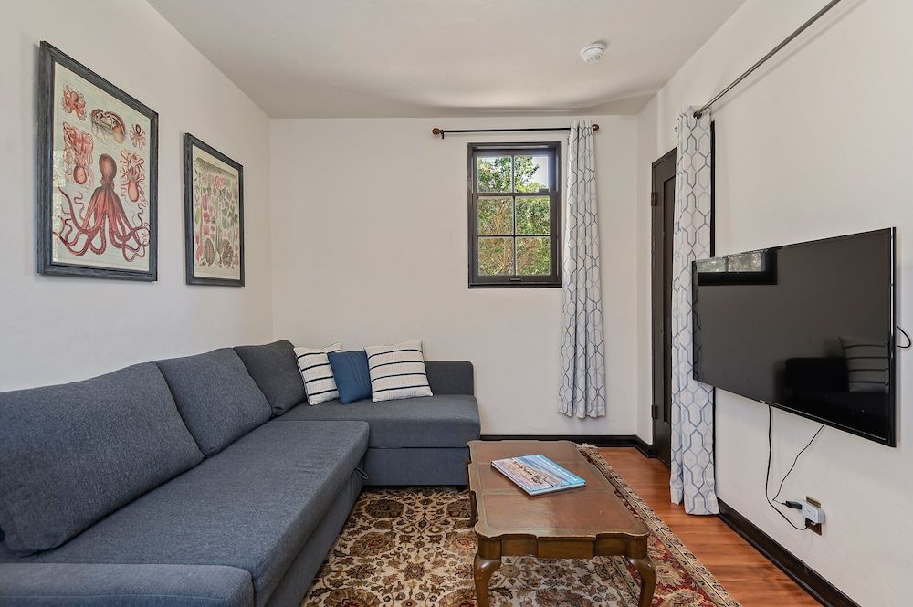 Garden Cottage - Miramar Beach With Shared Deck House, 1 Queen Bed with Sofa bed, Patio, Ocean View (Garden Cottage at Miramar Beach) 7