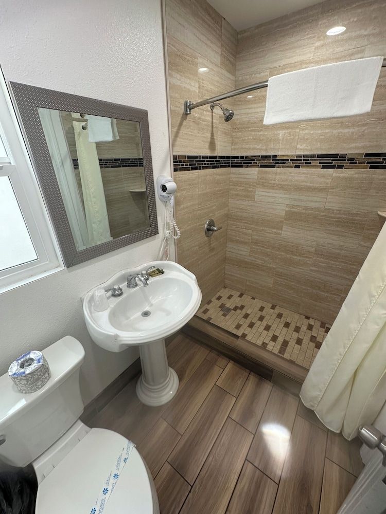 Town and Country Inn Standard Room, 2 Double Beds 9