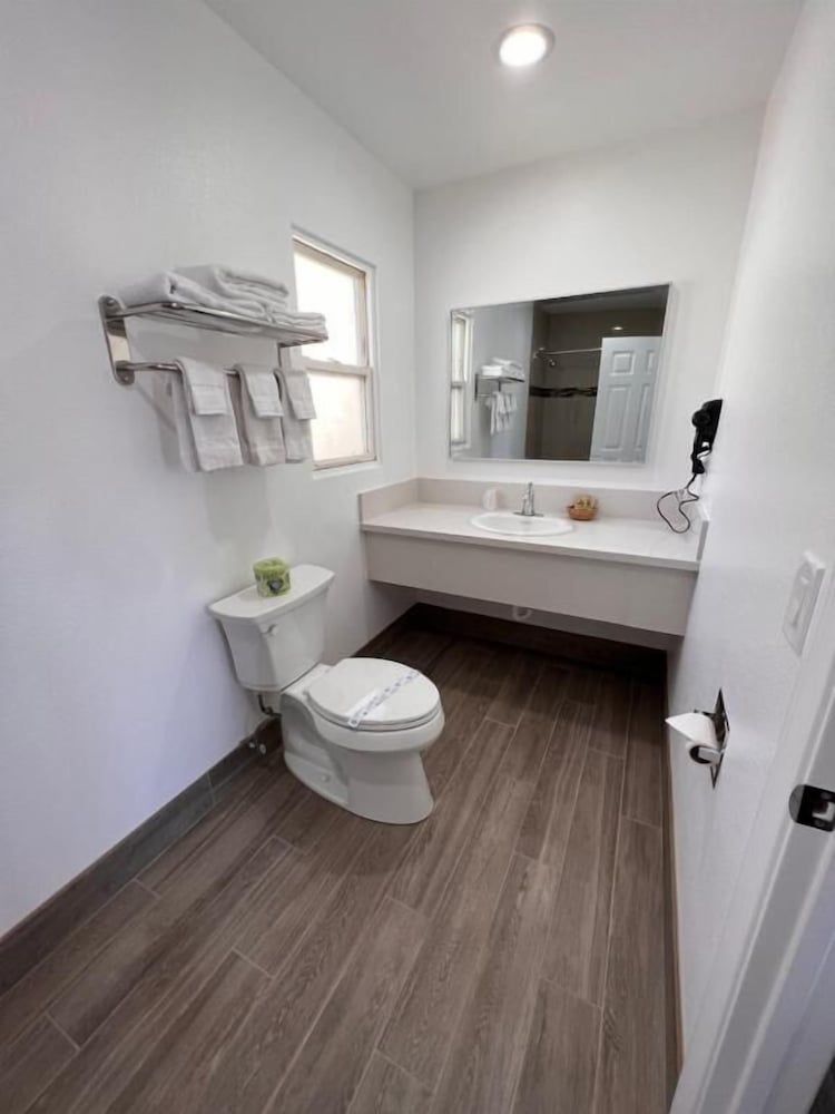 Town and Country Inn Standard Room, 2 Double Beds 6