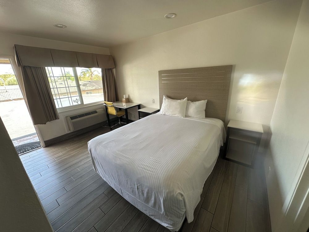 Standard Room, 1 Queen Bed