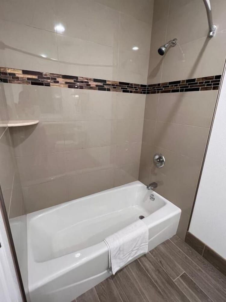 Town and Country Inn Standard Room, 2 Double Beds 10